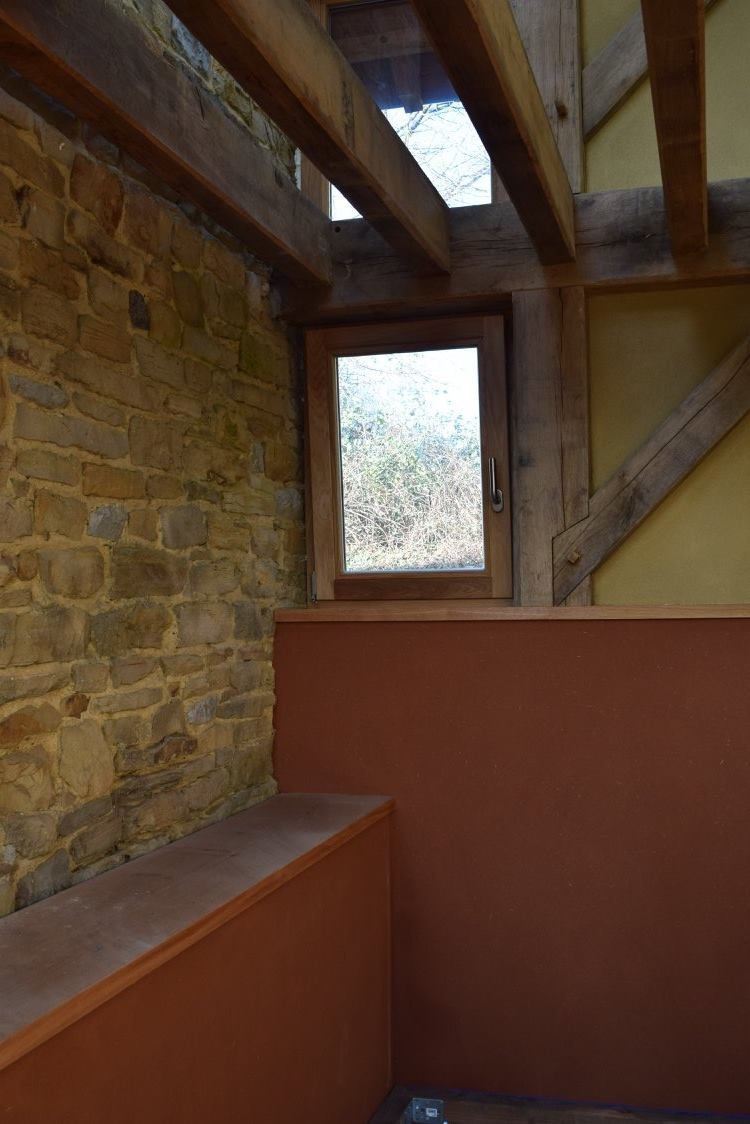 Enduit à l'argile — niche en pierres apparentes