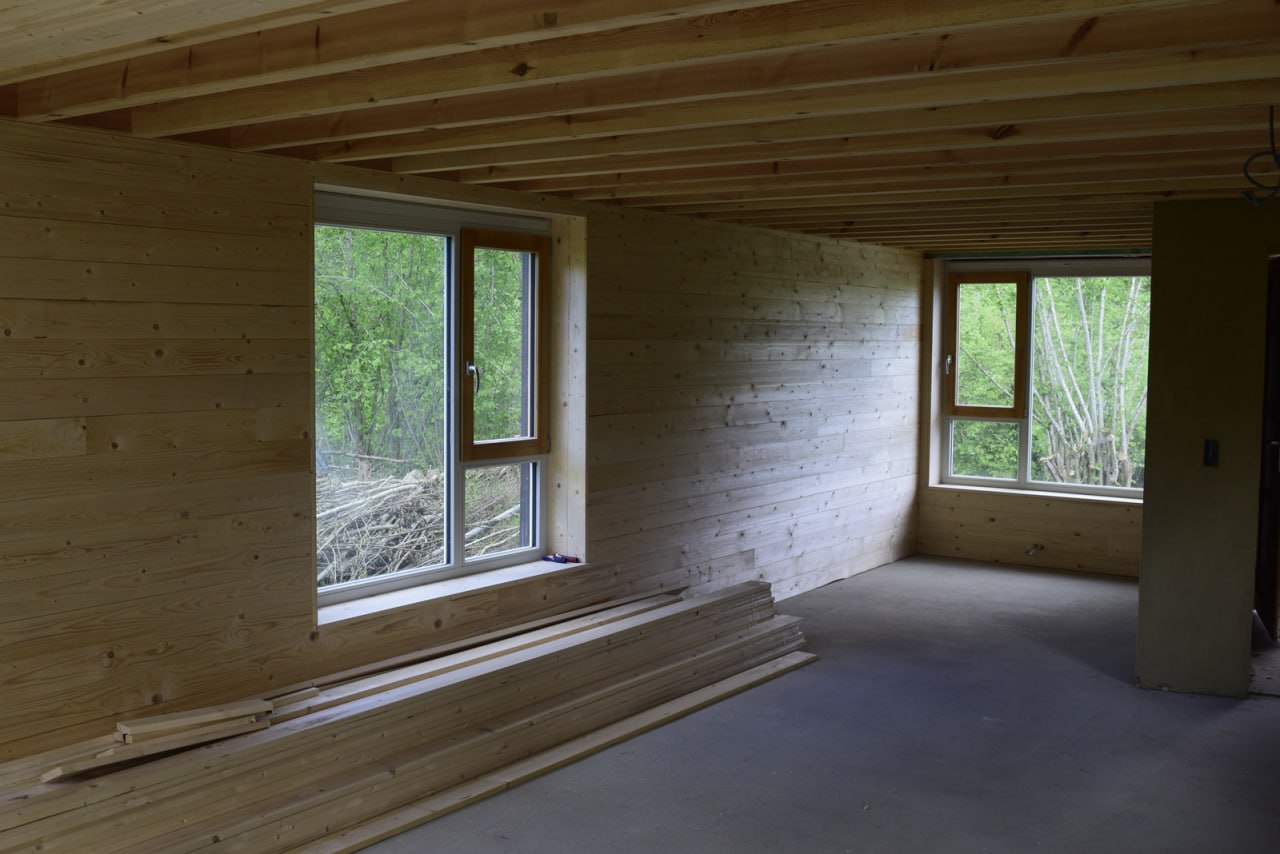 Bardage intérieur en sapin — pièce ouverte en cours de pose