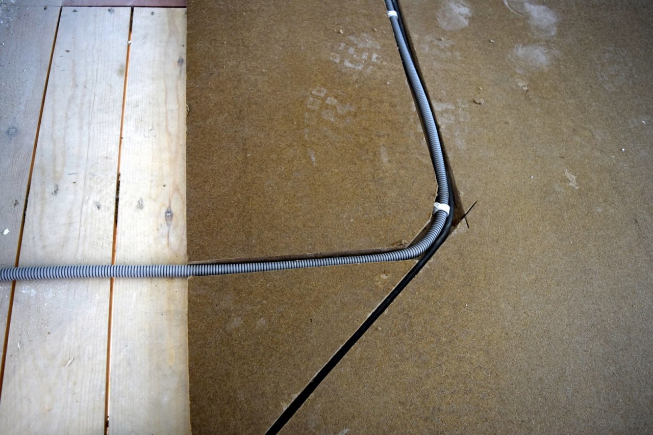 Isolation plancher — panneaux fibre avec gaines