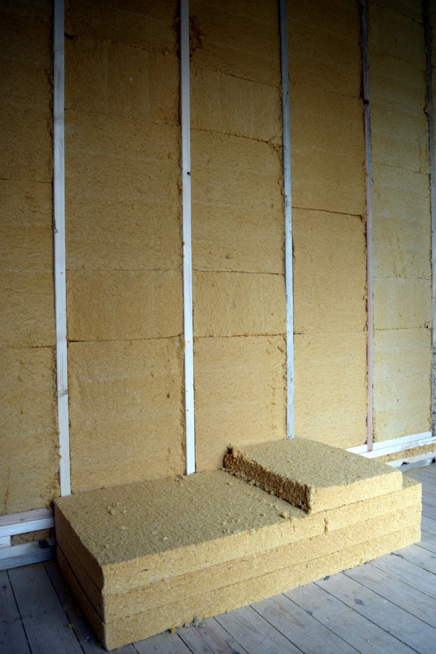 Isolation murs — laine de bois jaune dans l'ossature