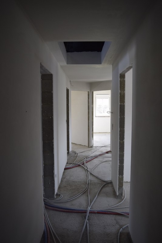 Plafonnage — couloir avec ouvertures de portes