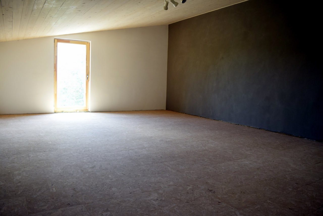 Plancher OSB — chambre sous combles avec enduit argile gris ardoise