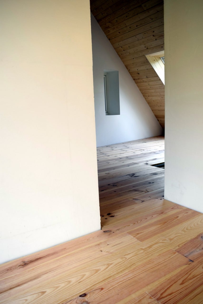 Plancher sapin massif — palier et chambre sous combles