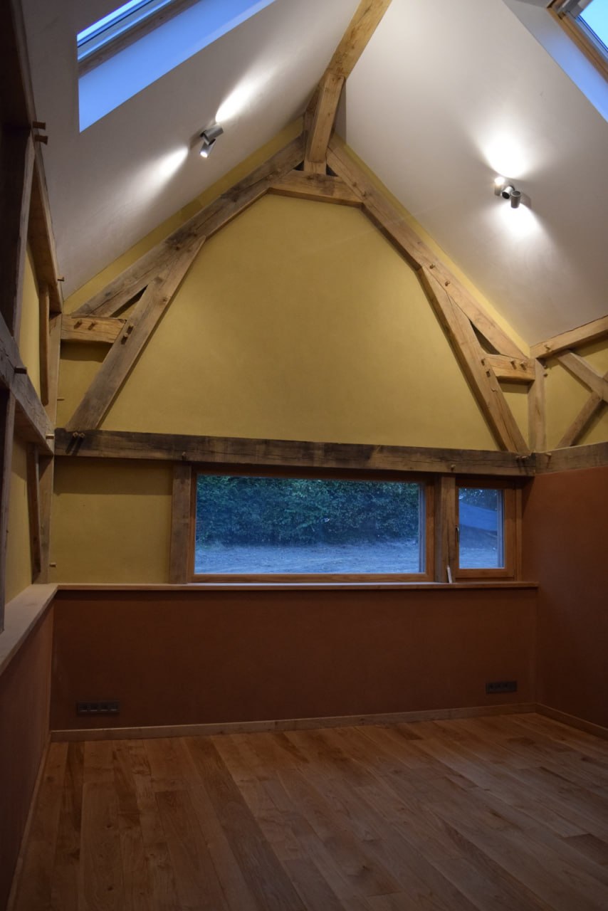 Plancher chêne — mezzanine grange avec enduits argile ocre et terracotta