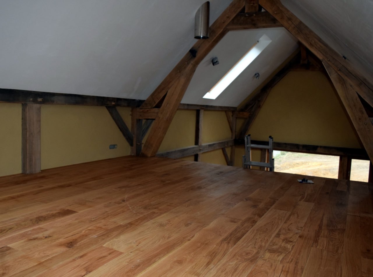 Plancher chêne — combles grange avec enduits argile ocre et charpente