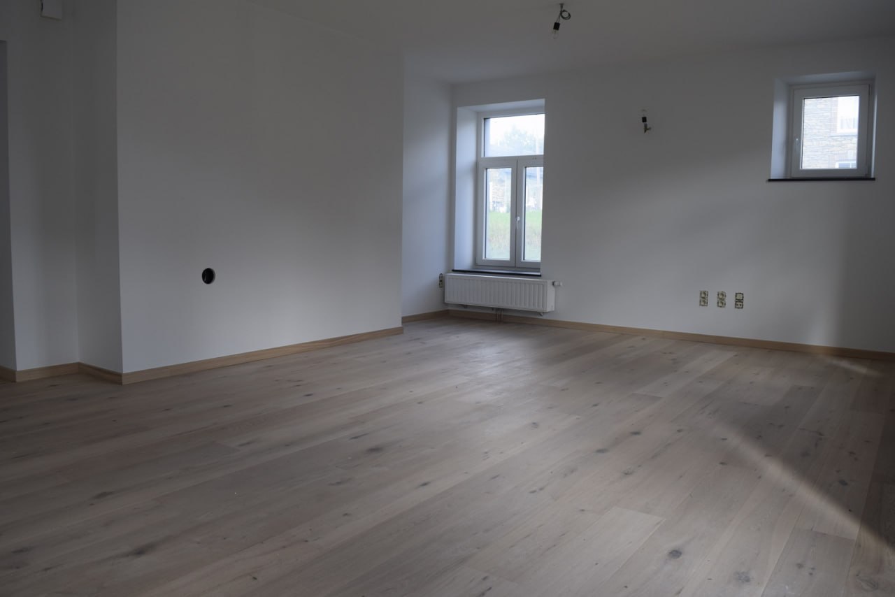 Plancher chêne clair — séjour lumineux dans maison rénovée